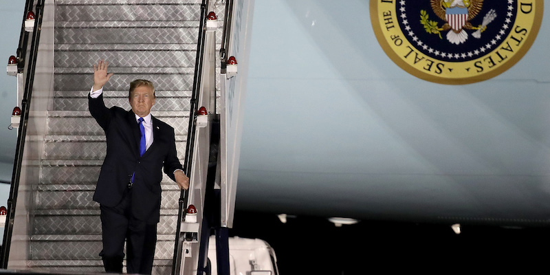Il presidente degli Stati Uniti Donald Trump al suo arrivo a Singapore, il 10 giugno 2018 (Win McNamee/Getty Images)