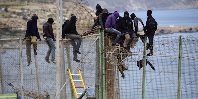 Migranti cercano di attraversare la recinzione che separa il Marocco a Melilla, 3 aprile 2014
(Alexander Koerner/Getty Images)