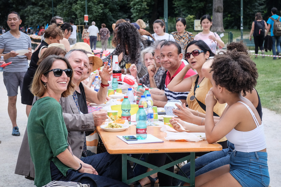 Le foto della “tavolata multietnica” di Milano - Il Post