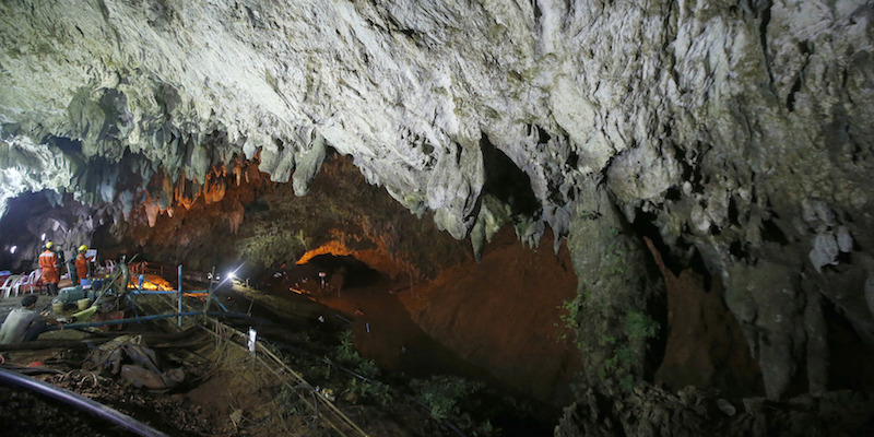 Una squadra di soccorritori all'interno della grotta di Mae Sai, il 30 giugno 2018 (AP Photo/Sakchai Lalit)