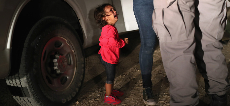 Una bambina piange mentre la madre viene perquisita a McAllen, Texas, 12 giugno 2018
(John Moore/Getty Images)