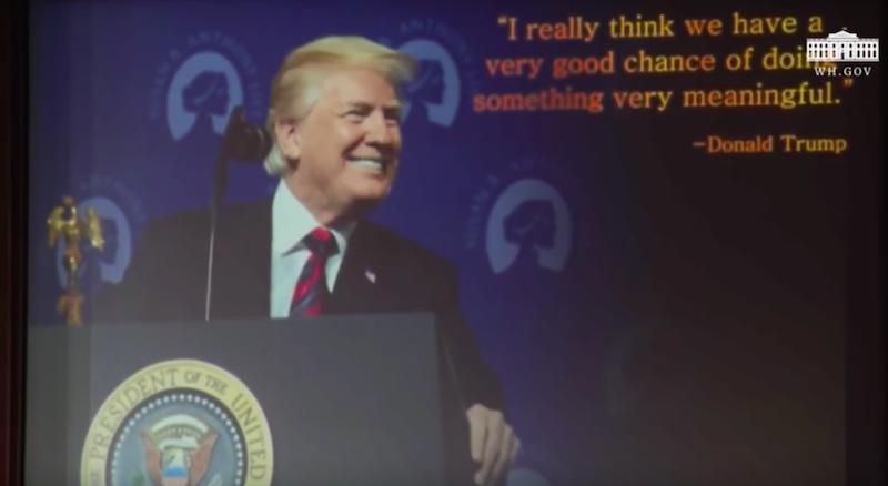 Un'immagine tratta dal video trasmesso prima della conferenza stampa di Donald Trump a Singapore