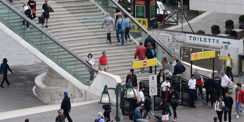 I varchi ai piedi del Ponte della Costituzione (ANDREA PATTARO/AFP/Getty Images)