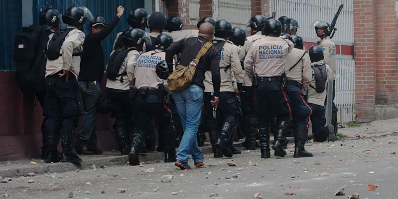 La Policia Nacional Bolivariana, la polizia venezuelana, durante un'operazione in una periferia di Caracas. (STR/AFP/Getty Images)