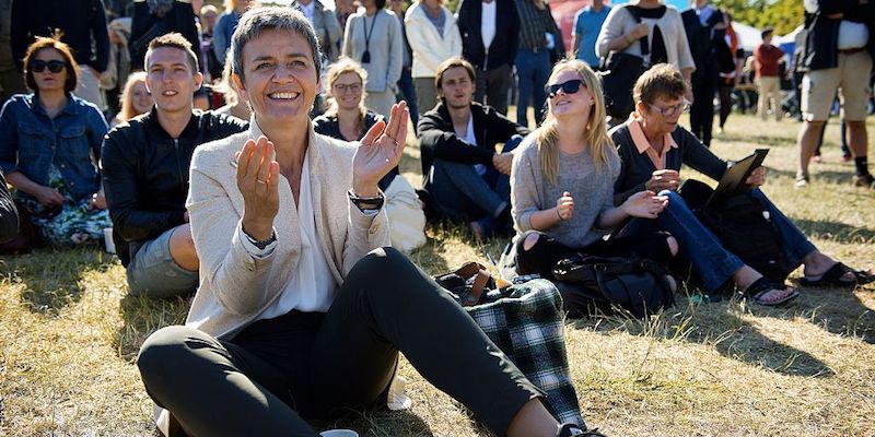 La commissaria europea alla concorrenza Margrethe Vestager al festival politico Folkemødet, sull'isola di Bornholm, in Danimarca, l'11 giugno 2015 (NILS MEILVANG/AFP/Getty Images)