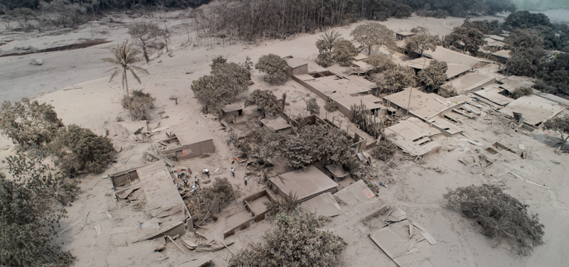 Un villaggio colpito dall'eruzione, visto dall'alto. (AP Photo/Rodrigo Abd)
