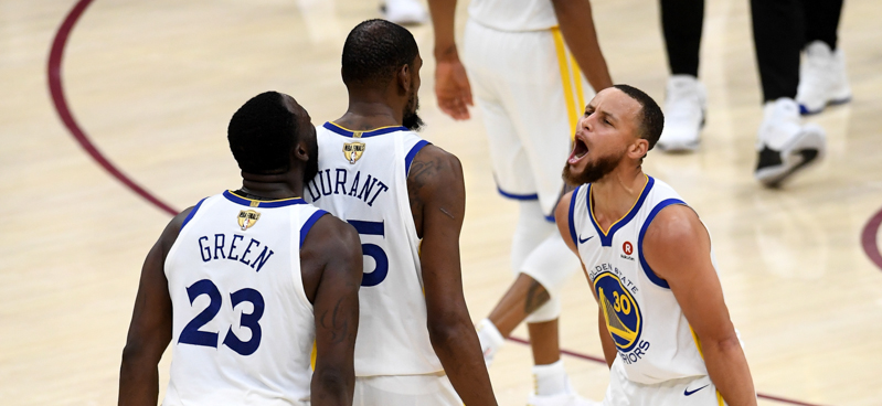 Stephen Curry, Draymond Green e Kevin Durant dei Golden State Warriors durante gara 3 delle finali NBA. (Jason Miller/Getty Images)