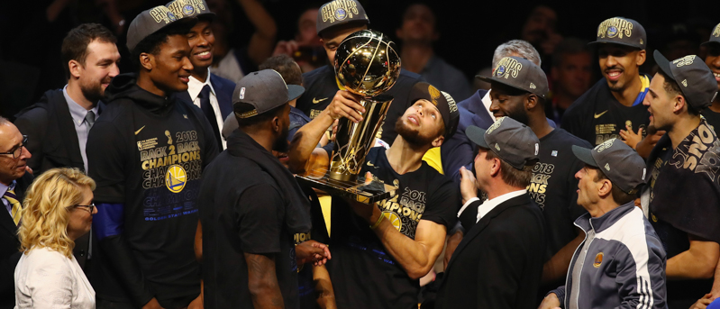 Stephen Curry solleva il Larry O'Brien Trophy, assegnato ai vincitori della NBA. (Justin K. Aller/Getty Images)