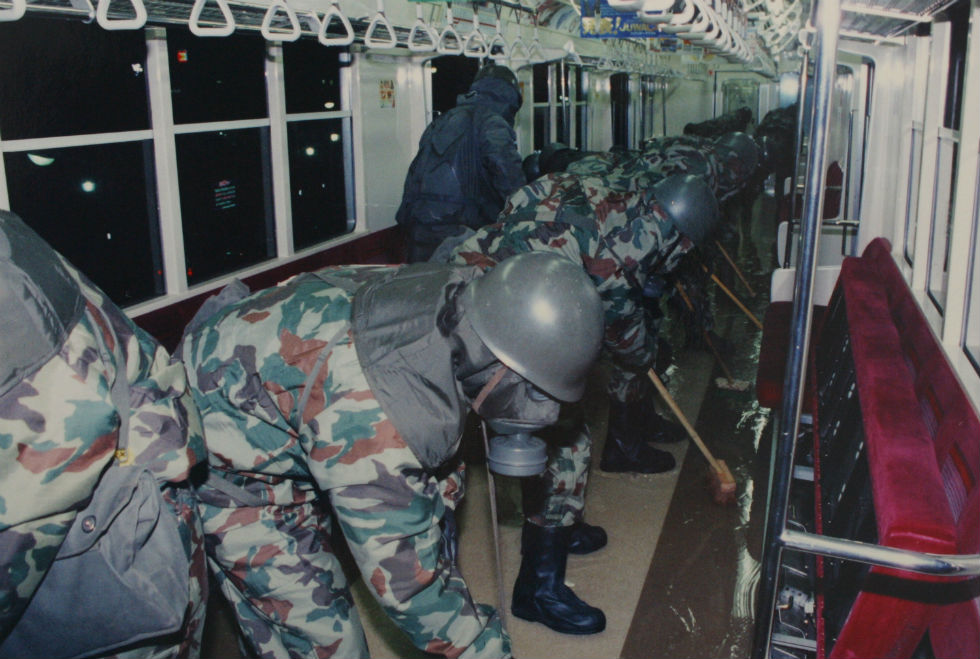 Le operazioni di pulizia di un treno della metropolitana, il 20 marzo 1995
(Japanese Defense Agency / Getty Images)