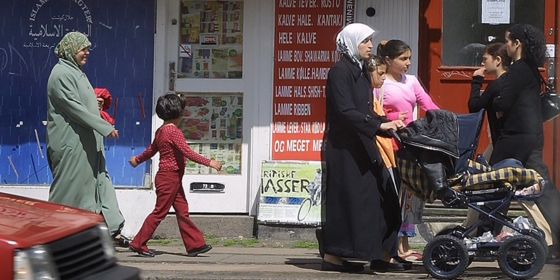 Una famiglia per la strada a Copenhagen, Danimarca, giugno 2002 (AP PHOTO/Thorkild Amdi)