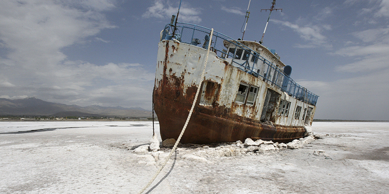 Una nave bloccata nei sali del lago Oroumieh, in Iran, a circa 600 chilometri a nord-ovest della capitale Teheran, aprile 2011 (AP Photo/Vahid Salemi, File)