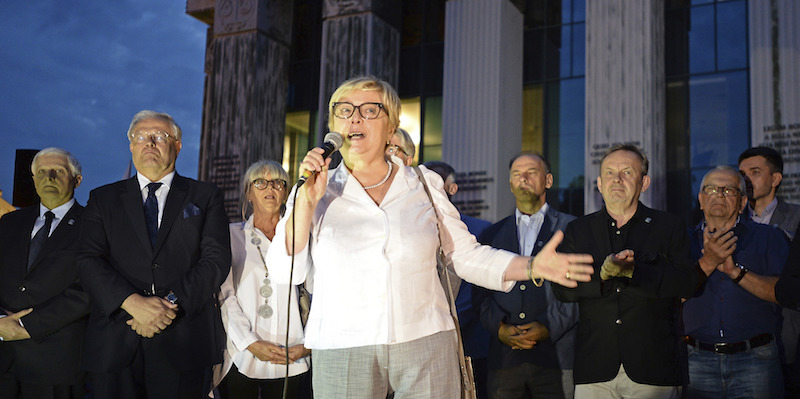 La presidente della Corte Suprema polacca Malgorzata Gersdorf durante una protesta contro la riforma giudiziaria approvata del governo (AP Photo/Alik Keplicz)