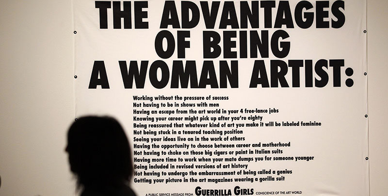 Una mostra di artiste donne al Seattle Art Museum. (AP Photo/Elaine Thompson)