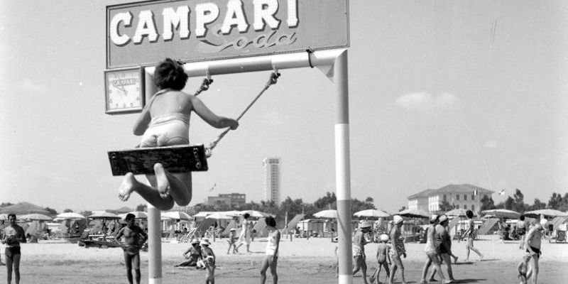 L'altalena in mare in una foto vintage di un'estate a Rimini (ANSA)