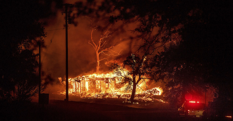 Una casa bruciata dal cosiddetto Carr Fire sulla Highway 299 vicino a Redding, California, 26 luglio 2018 
(AP Photo/Noah Berger)