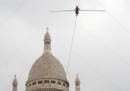 Il video della funambola che ha camminato sopra Montmartre a Parigi, senza protezioni