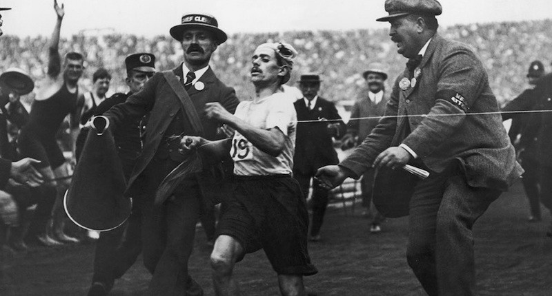 Dorando Pietri all'arrivo della maratona, il 24 luglio 1908 (Hulton Archive/Getty Images)