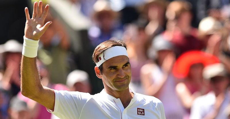Roger Federer con il nuovo compelto di Uniqlo al primo turno a Wimbledon contro il serbo Dusan Lajovic, Londra, 2 luglio 2018
(GLYN KIRK/AFP/Getty Images)