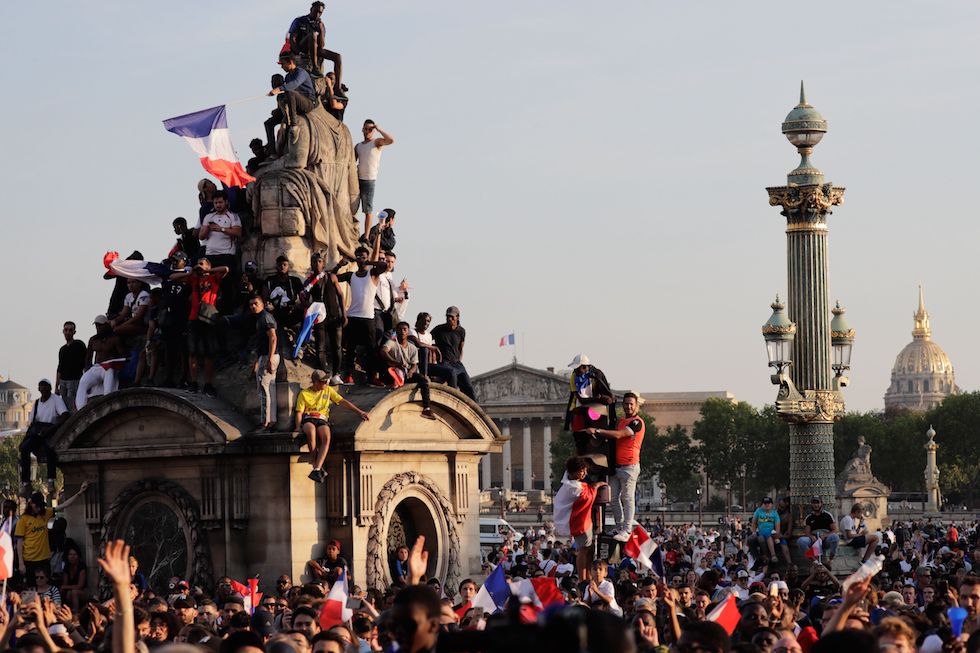 La festa a Parigi di calciatori