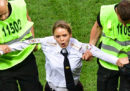 I quattro membri delle Pussy Riot che hanno invaso il campo durante la finale dei Mondiali sono stati condannati a 15 giorni di prigione