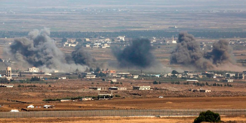 Un bombardamento di una zona controllata dai ribelli siriani vicino alle Alture del Golan, 19 luglio 2018 (JALAA MAREY/AFP/Getty Images)
