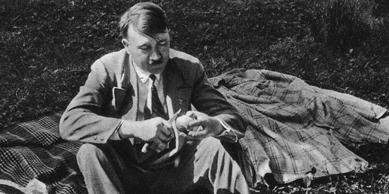 Adolf Hitler sbuccia un frutto durante un picnic, 1933 circa
(Heinrich Hoffmann/Hulton Archive/Getty Images)