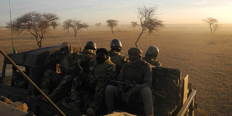 Soldati del Mali in una zona centrale del paese, 2 settembre 2017
(DAPHNE BENOIT/AFP/Getty Images)