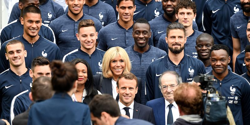 Il presidente francese Emmanuel Macron e la moglie Brigitte posano con la nazionale francese in partenza per i Mondiali a Clairefontaine (FRANCK FIFE/AFP/Getty Images)
