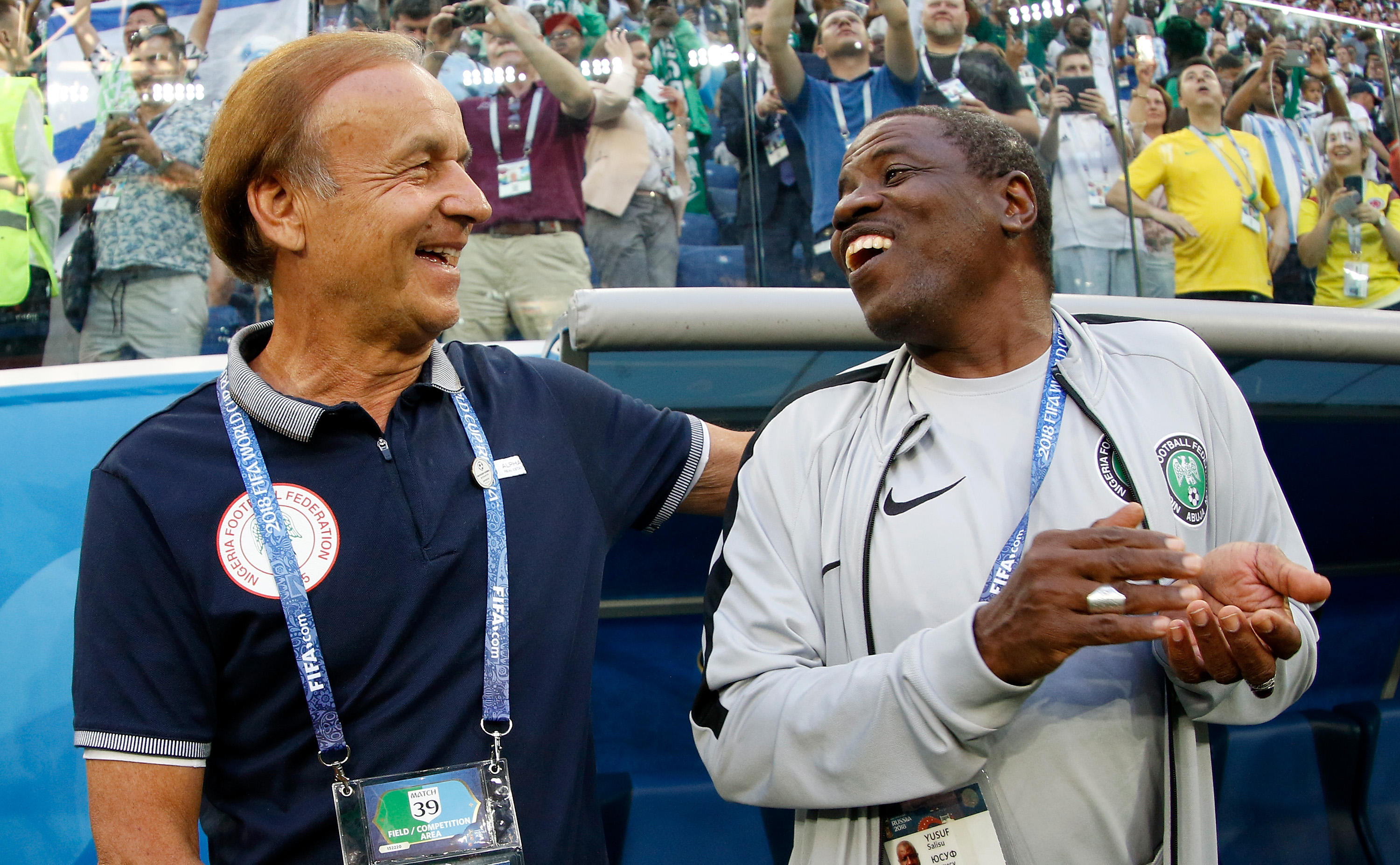 Gernot Rohr e Yusuf Salisu (Gabriel Rossi/Getty Images)