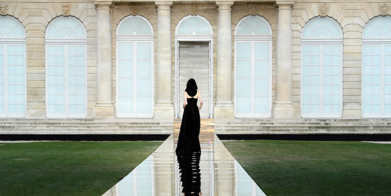 Una modella sfila con un abito della collezione di alta moda per l'autunno/inverno 2018-2019 di Givenchy, Parigi, 1 luglio 2018
(Pascal Le Segretain/Getty Images)