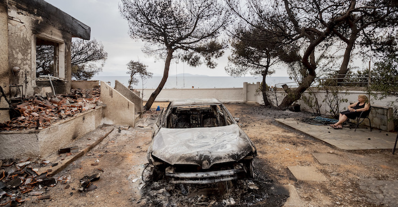 Una donna davanti alla sua casa, distrutta dagli incendi, Mati, Grecia, 24 luglio 2018 
(Christoph Soeder/picture-alliance/dpa/AP Images