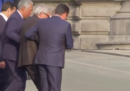 Il video di Juncker che fa fatica a camminare e a salire le scale