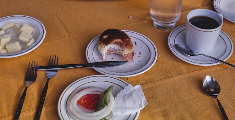 Colazione nel resort Homowack a Mamakating, nello stato di New York, 1977
(Library of Congress, Prints &amp; Photographs Division, photograph by John Margolies, LC-DIG-mrg-10823  )