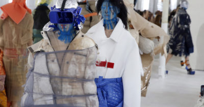 L'alta moda di John Galliano, per chi si veste di fretta - Il Post