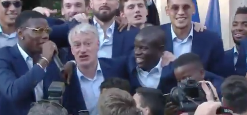 Il video della nazionale francese che canta un coro per N’Golo Kanté fuori dall’Eliseo