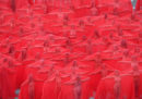 I nudi velati di rosso fotografati da Spencer Tunick