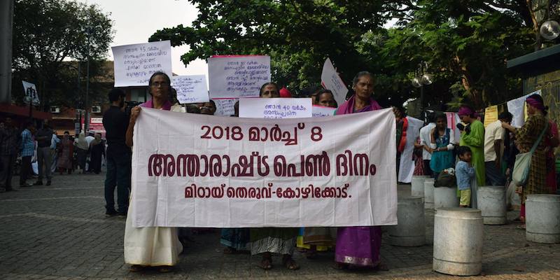 Una protesta del sindacato del Kerala che ha manifestato per anni per chiedere il diritto di sedersi sul lavoro per le commesse l'8 marzo 2018 (Pagina Facebook di AMTU)