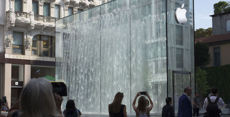 L'ingresso del nuovo Apple Store di Milano (Gianni Barlassina/Il Post)