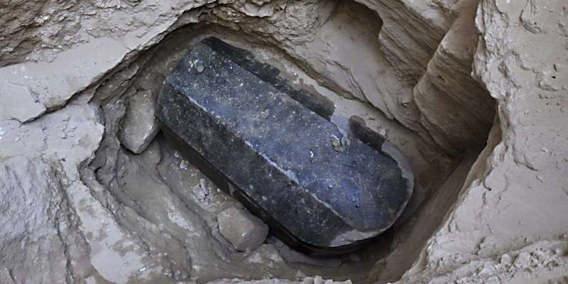 Un'immagine del sarcofago ritrovato ad Alessandria d'Egitto diffusa dal ministero delle Antichità (AFP/Getty Images)