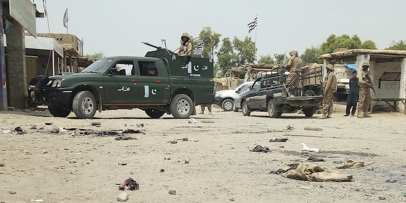 Militari pakistani nel luogo in cui è avvenuto l'attentato del 13 luglio 2018 a Bannu, in Pakistan (AP Photo/Abdul Haseeb)