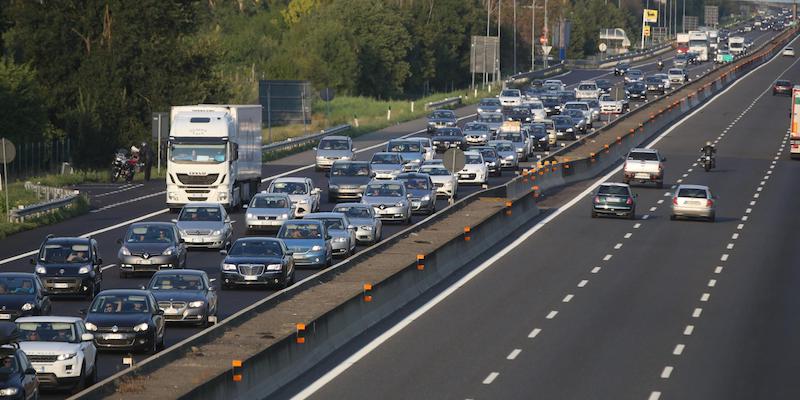 Traffico sull'autostrada A14, il 30 agosto 2015 (ANSA/GIORGIO BENVENUTI)
