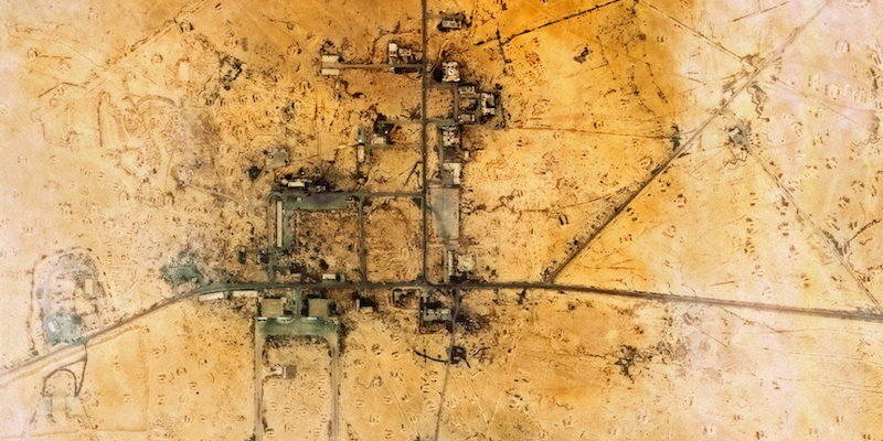 Un’immagine satellitare della base T-4, la più grande base aerea in Siria, dove ci sono soldati e mezzi iraniani (DigitalGlobe/European Space Imaging/Guardian)