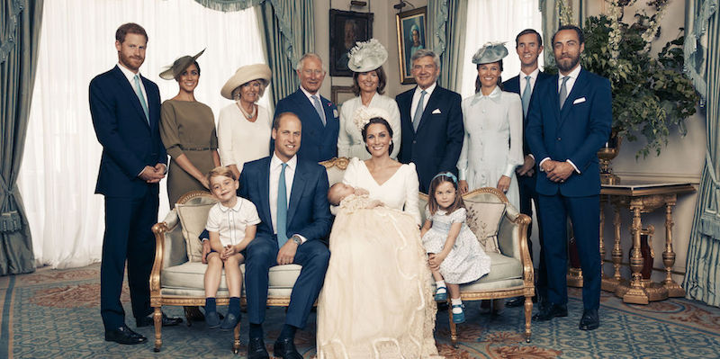 La foto di famiglia ufficiale del battesimo del principe Louis
(Matt Holyoak/Camera Press/Duke and Duchess of Cambridge via AP)