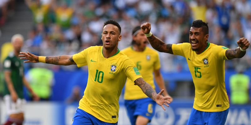 Neymar e Paulinho esultano dopo il primo gol segnato al Messico negli ottavi di finale (FABRICE COFFRINI/AFP/Getty Images)