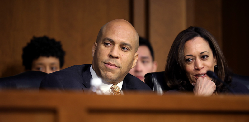 I senatori Democratici Cory Booker e Kamala Harris. (Chip Somodevilla/Getty Images)
