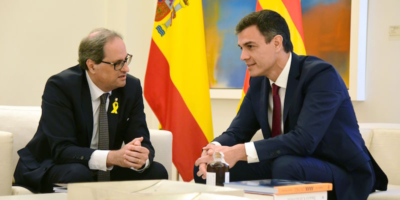 Il primo ministro spagnolo Pedro Sanchez, a destra, e il presidente catalano Quim Torra a Madrid, 9 luglio 2018 (JAVIER SORIANO/AFP/Getty Images)