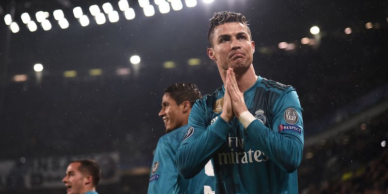 Cristiano Ronaldo ringrazia il pubblico dell'Allianz Stadium che lo applaudiva per il gol in rovesciata segnato alla Juventus in Champions League (MARCO BERTORELLO/AFP/Getty Images)