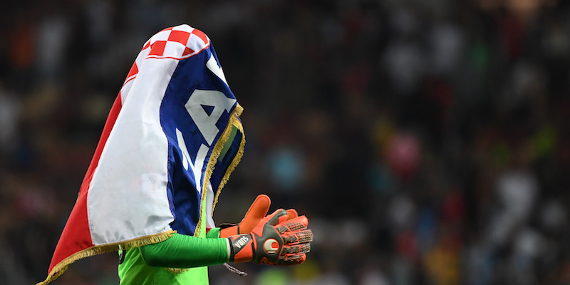 Il portiere Danijel Subasic sotto la bandiera croata dopo la vittoria in semifinale contro l'Inghilterra (YURI CORTEZ/AFP/Getty Images)