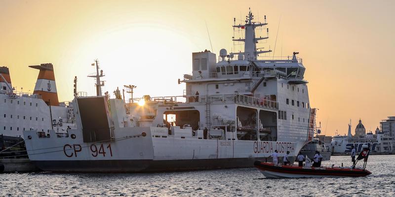 La nave Diciotti della Guardia costiera meò porto di Trapani, il 12 luglio 2018 (ANSA/IGOR PETYX)