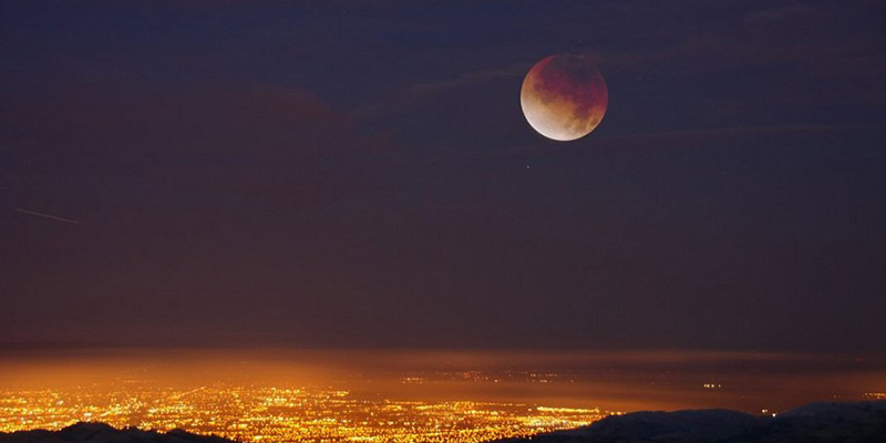 Un'eclissi lunare fotografata nel 2011 in California (Soderman/NLSI Staff via NASA)
